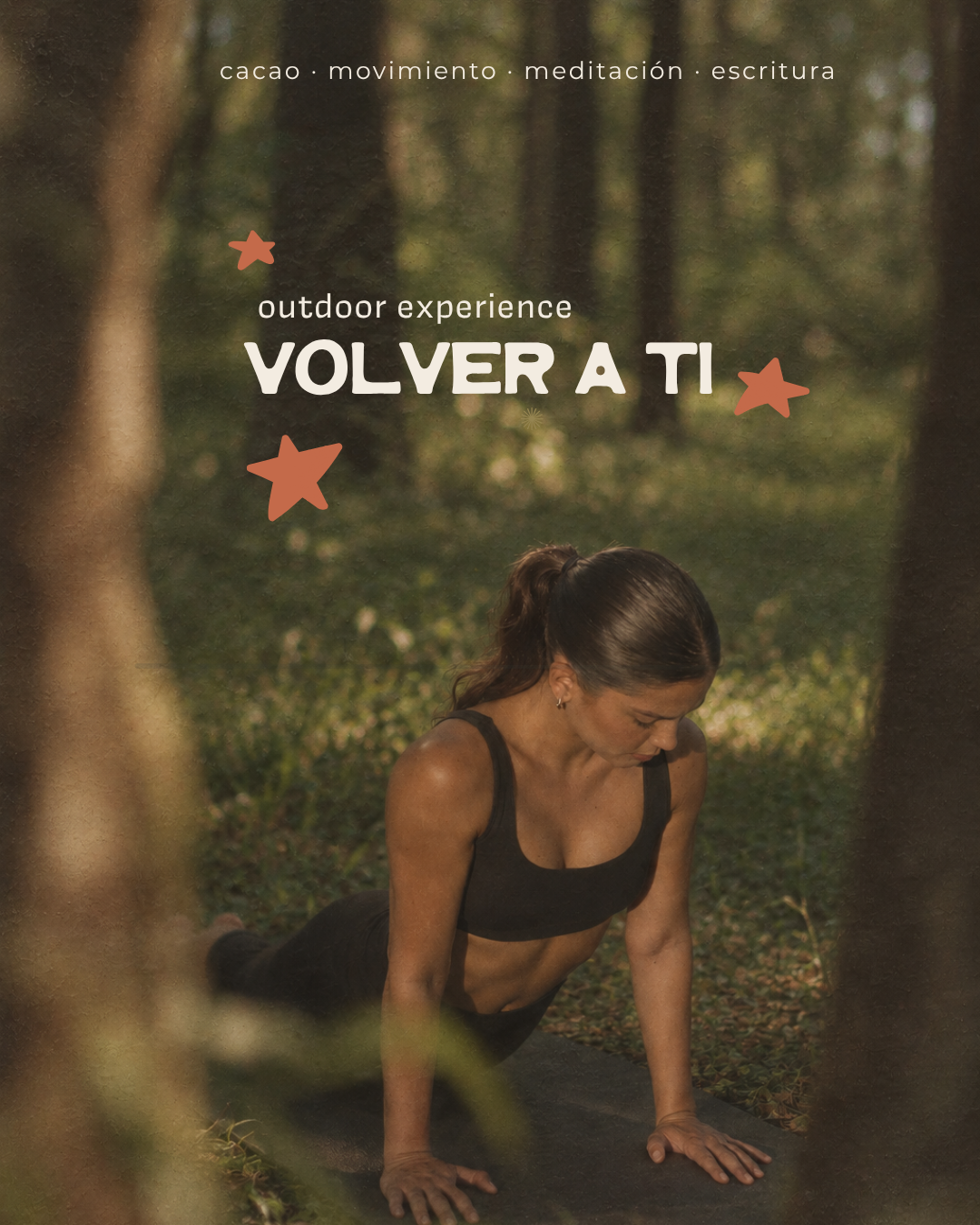 Afiche de la outdoor experience Volver a Ti: una participante hace yoga en el bosque